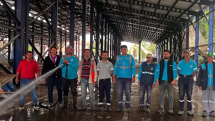 Kiraz Belediyesi'nden Cem Yazan Kapalı Pazar Yerinde Genel Temizlik Çalışması