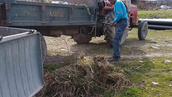 Kiraz Belediyesi'nden Merkez Mahallelerde Enkaz Temizlik Çalışması