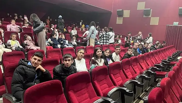 Kiraz Belediyesi'nden Özel Gereksinimli Öğrencilere Sinema Keyfi