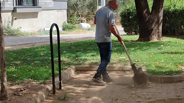 Kiraz Belediyesi'nden Parklarda Temizlik Seferberliği