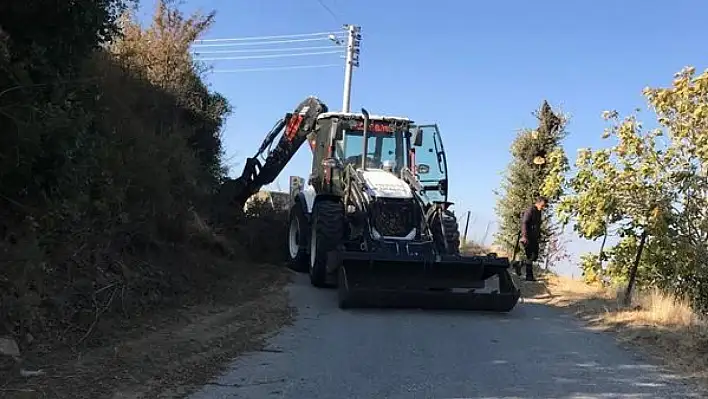 Kiraz Belediyesi'nden Tekbıçaklar Mahallesi'ne Yol Bakımı ve Şarampol Temizliği