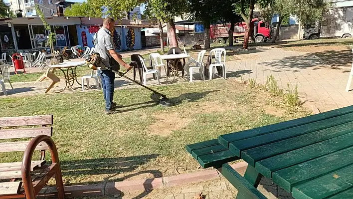 Kiraz Belediyesi Parklarda Çim Biçme Çalışmalarına Devam Ediyor