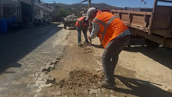 KİRAZ BELEDİYESİ SANAYİ MAHALLESİ YOLLARINDA BAKIM VE ONARIM ÇALIŞMALARINI SÜRDÜRÜYOR