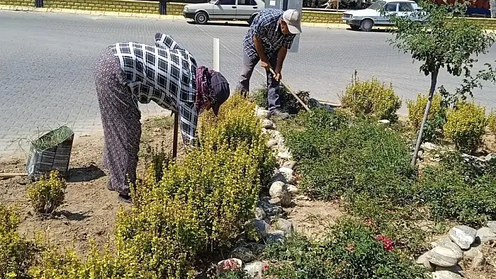 KİRAZ BELEDİYESİ'NDEN MENDERES BULVARI'NA TEMİZLİK