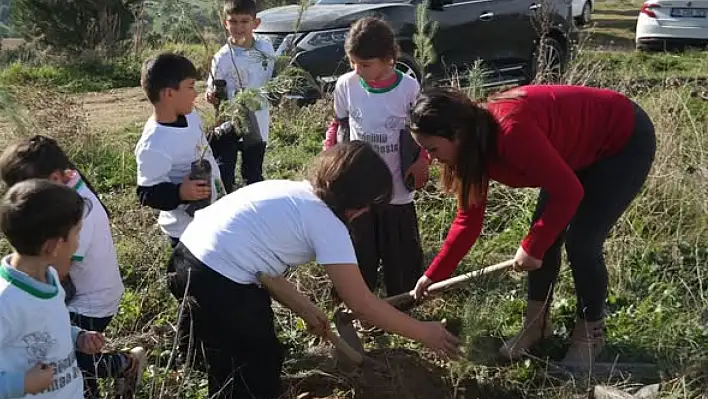 Kiraz'da Geleceğe Nefes Etkinliği: Öğrenciler Fidanlarla Buluştu