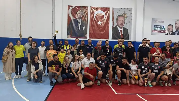 Kiraz'da Kurumlar Arası Voleybol Turnuvası Sona Erdi