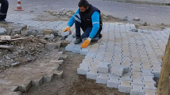 Kiraz'da Merkez Mahallelerde Parke Taşı Tamirat Çalışmaları Başladı