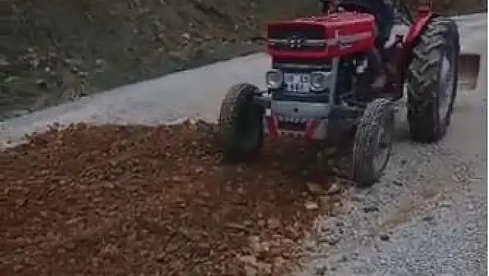 Kiraz Sarısu Mahallesi Eğridere yolunu mahalleli kendi imkânlarıyla yapıyor