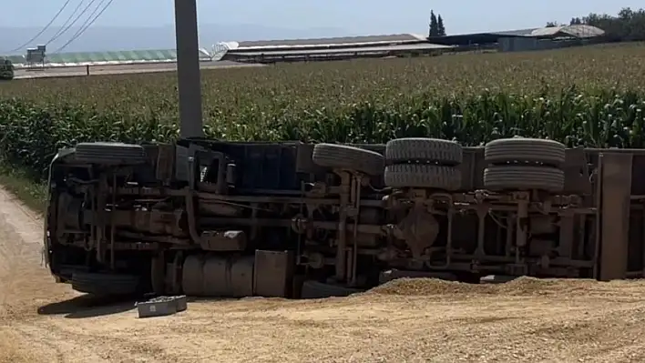 Kiraz Yolunda Kamyon Kazası: Silaj Yüklü Araç Yan Yattı