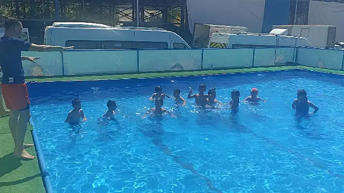 Kiraz'da portatif yüzme havuzunda çocuklar yüzme keyfini yaşıyor