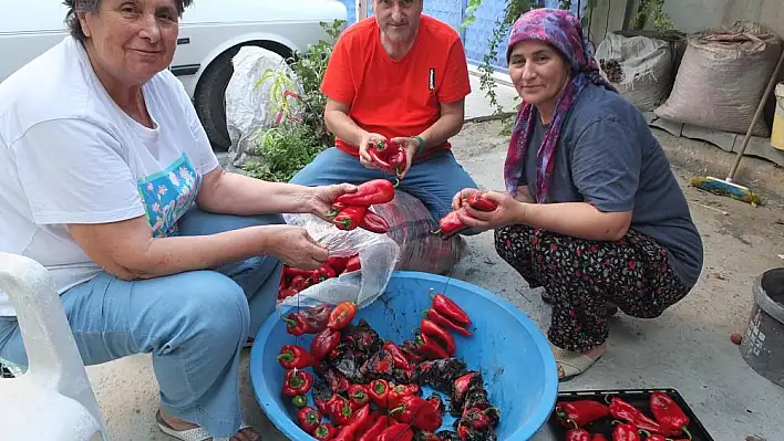 Kışlık yiyecekler imece ile hazırlanıyor