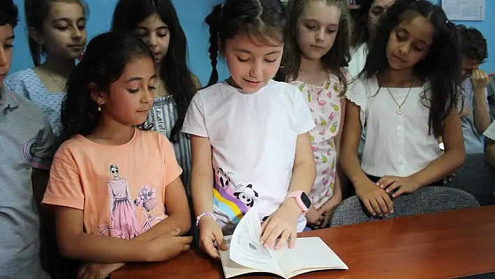 Kitap yazıp gelirini deprem bölgesine bağışladılar