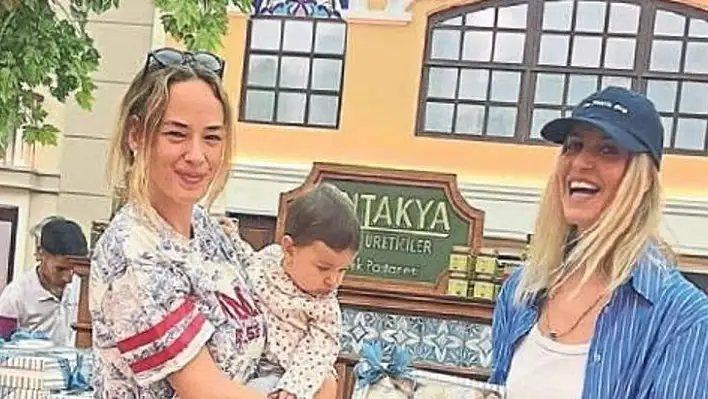 Kızıyla doğal ürünleri tattı