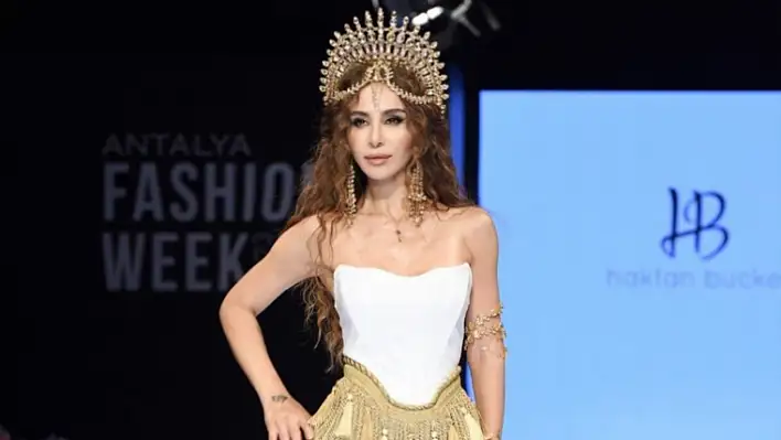 “Kleopatra” oldu! Sosyal medya ünlü şarkıcının pozlarıyla yıkıldı!