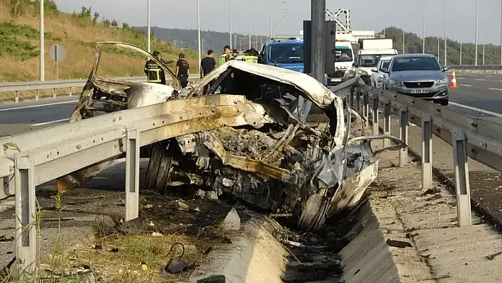 Korkunç kaza: Bariyer arabanın içinden geçti!