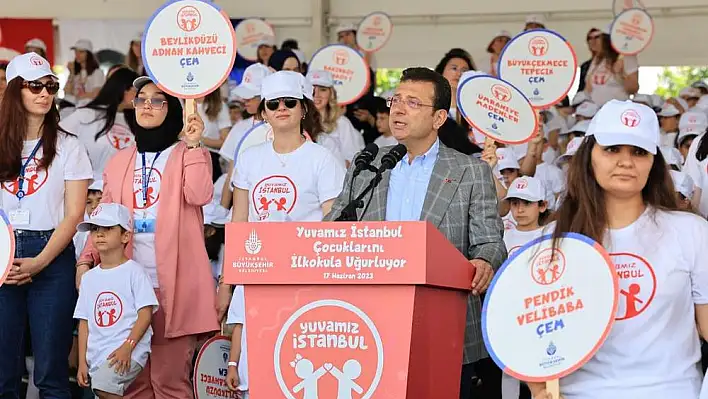 Kreş öğrencileri İmamoğlu’yla birlikte mezuniyet şapkalarını fırlattı