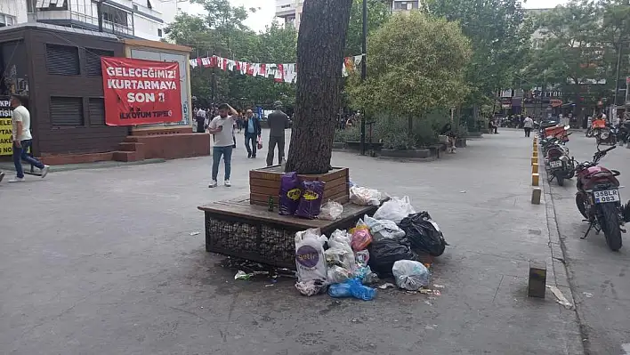 Küçükpark çöpten geçilmiyor