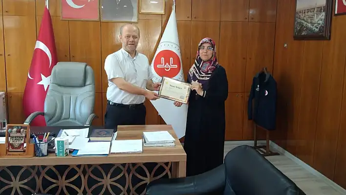 Kur'an Kursu Öğreticisi Neslihan Karasu'ya Diyanet'ten Başarı Belgesi