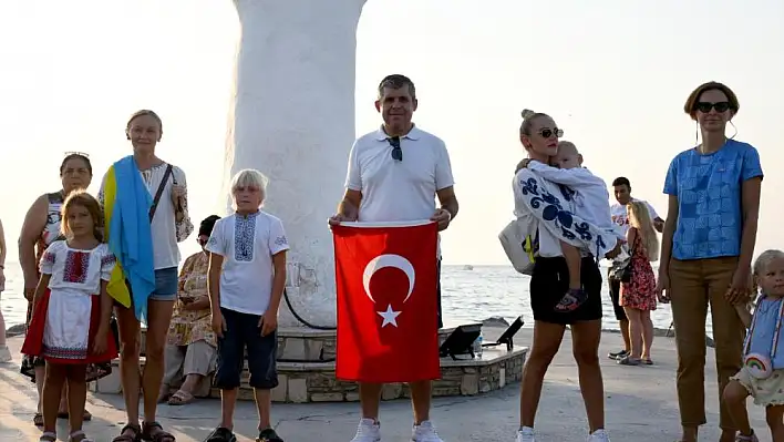 Kuşadası'ndaki Ukraynalılar 32'inci bağımsızlık günlerini buruk kutladı