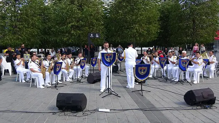 Kuzey Deniz Saha Komutanlığı Bandosu konseri izleyenleri büyüledi