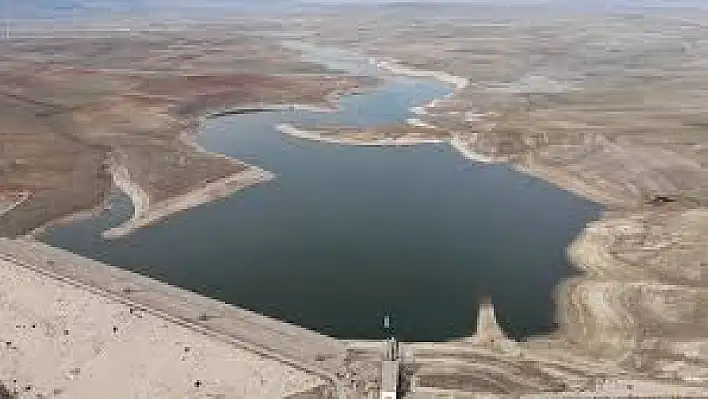 Malatya'da suların çekildiği baraj sahasında tarımsal üretim