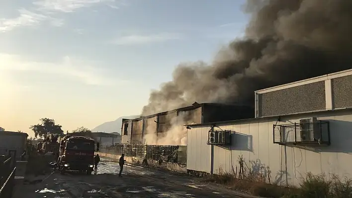 Manisa’da geri dönüşüm tesisinde 9 Eylül’de çıkan yangın sonrası çalışmalar devam ediyor