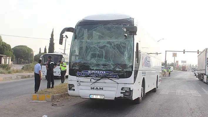 Manisa'da yolcu otobüsü ile işçi minibüsü çarpıştı