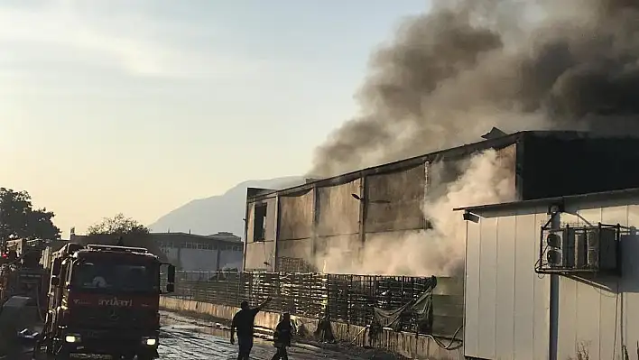 Manisa'daki atık depolama tesisindeki yangın çıktı