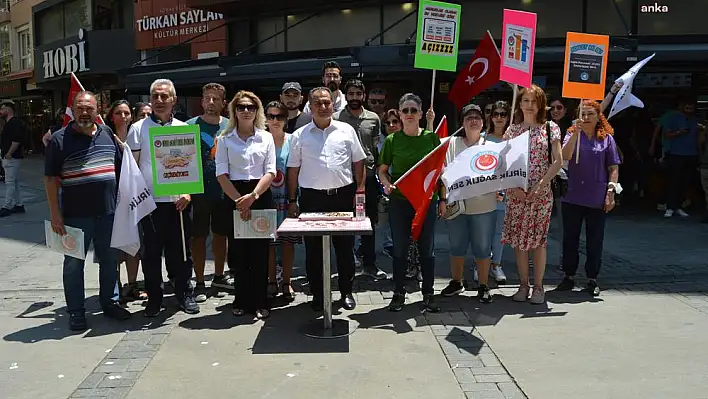 Memurlar, mendil açıp temsili kurban parası topladı