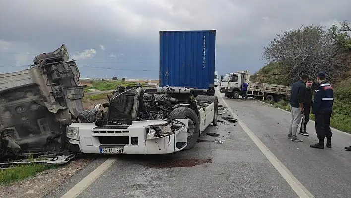 Menemen’de feci kaza: Kamyonla tır çarpıştı,1 ölü