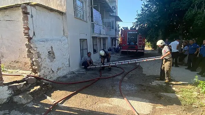 Menemen’de makilik alanda çıkan yangın eve sıçradı