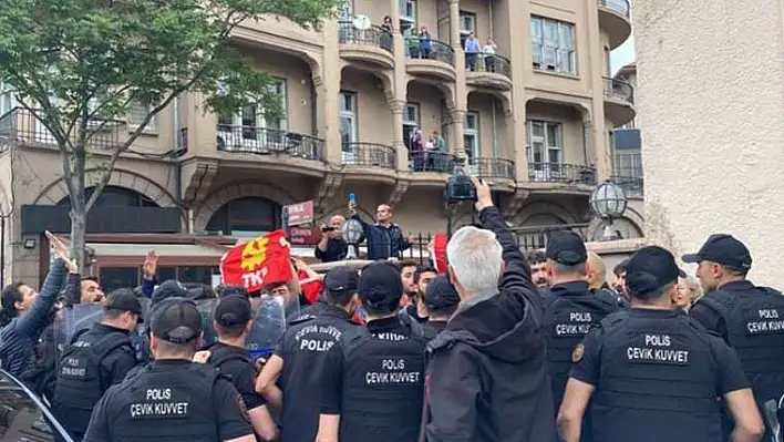 Merkez Bankası önünde eylem düzenleyen TKP üyeleri gözaltına alındı
