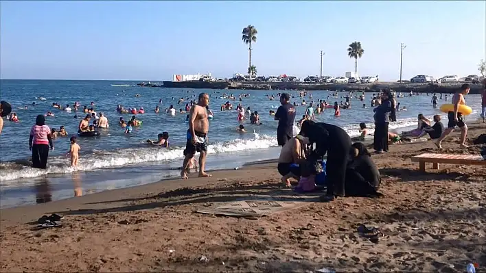 Mersin Plajında Türk yok