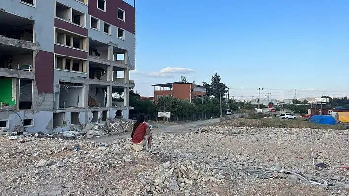 Merve öğretmen depremin izlerini müzikle silmeye çalışıyor