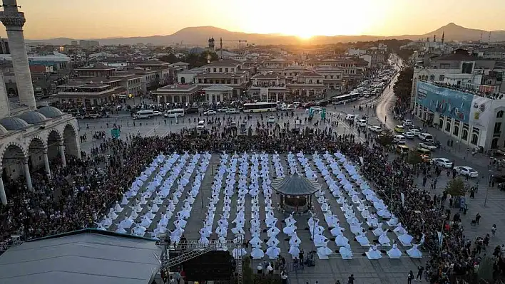 Mevlana'nın huzurunda 250 semazen aynı anda sema icra etti