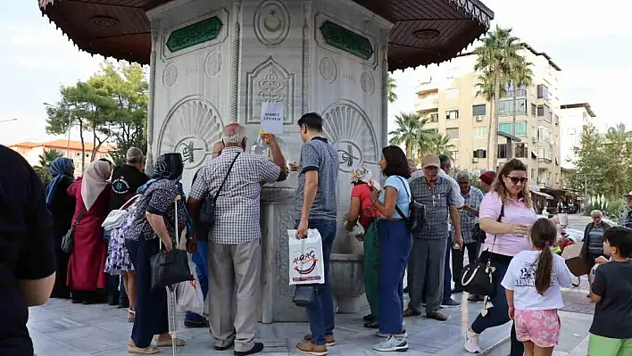 Mevlid Kandili'nde Osmanlı Çeşmesi'nden şerbet aktı