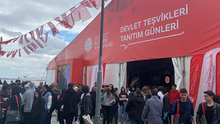 Meydandaki devasa çadır Atatürk Anıtı’nı da kapattı