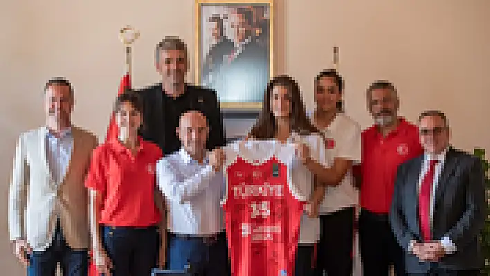 Milli takım oyuncularından Başkan Soyer'e kupa sözü