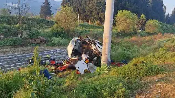 Minibüs direğe çarptı… 2 ölü, 1 yaralı