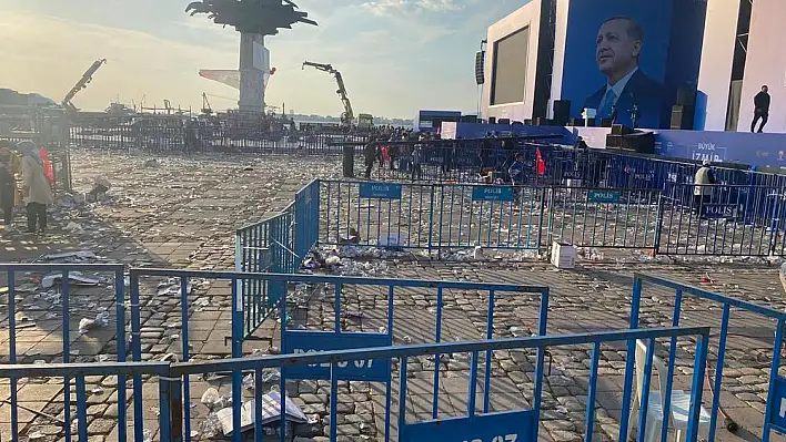 Miting Sonrası Gündoğdu, Çöp ve Türk Bayrağı İle Doldu