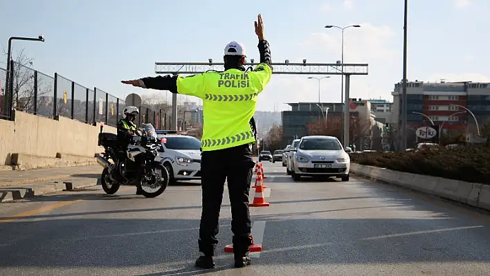 Motosiklet sürücülerine para cezası kesildi