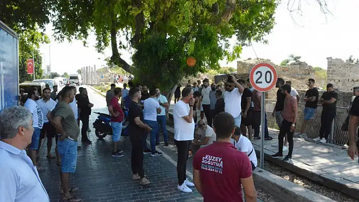 Motosiklet yasağını yol kapatarak, protesto ettiler