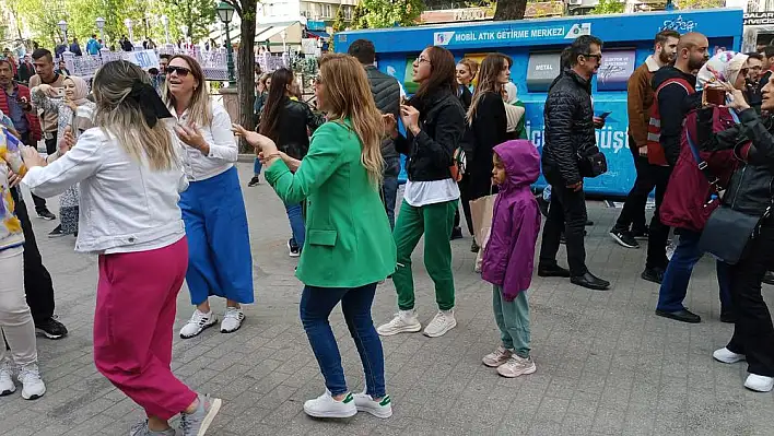 Müzisyenler çaldı turistler oynadı