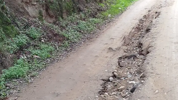 Ödemiş Ahrandı-Avulcuk Yolu Çamur ve Çukura Teslim: Ulaşım Felç!