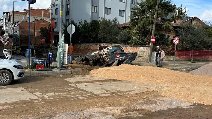 ÖDEMİŞ CUMHURİYET MAHALLESİ'NDE YOL ÇALIŞMASINDA KEPÇE DEVRİLDİ