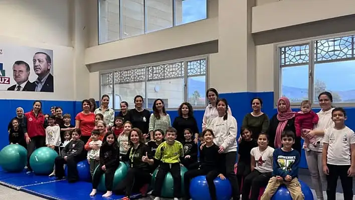 Ödemiş Gençlik Merkezi'nde 'Aile Yılı' kapsamında anneler ve çocuklar için zumba etkinliği