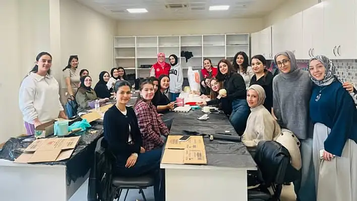 Ödemiş Gençlik Merkezi'nde Üniversitelilerden Renkli Tasarım Atölyesi