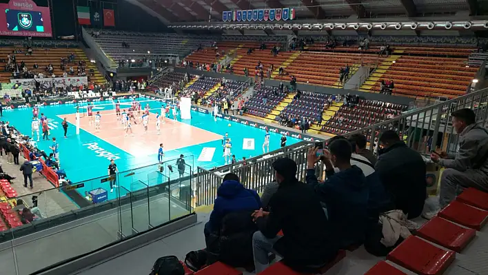 Ödemiş Mesleki ve Teknik Anadolu Lisesi Öğrencileri İtalya'da Halkbank Voleybol Takımını Destekledi