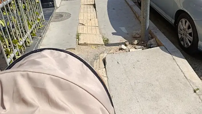 ÖDEMİŞ'TE BEBEK ARABALARI KALDIRIMLARDA İLERLEYEMİYOR