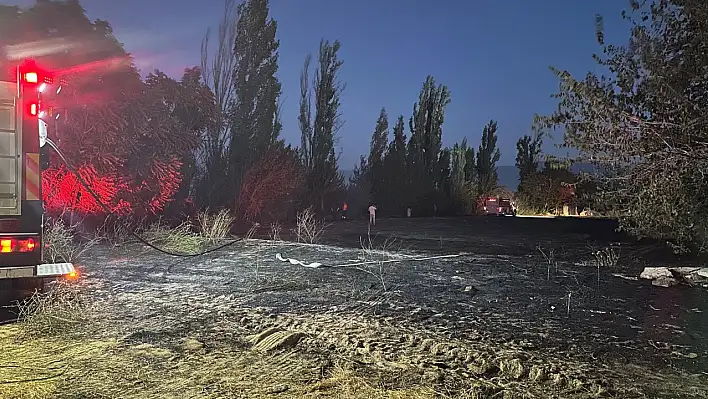 ÖDEMİŞ'TE DERE KENARINDA ÇIKAN YANGIN KORKUTTU